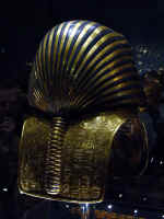 A2_KingTutMaskRear.jpg (498001 bytes)