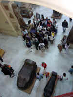 A2_MuseumCrowd.jpg (410093 bytes)