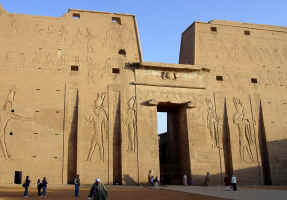 C3_EdfuEntrance.jpg (390268 bytes)
