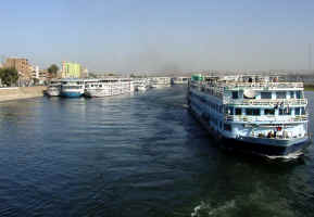 C4_CruiseShipDeparture.jpg (271598 bytes)