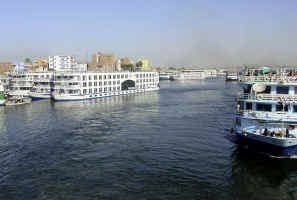 C4_CruiseShips.jpg (291363 bytes)