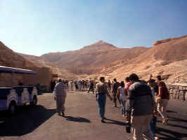 D2_CrowdsAtValleyOfTheKings.jpg (207764 bytes)