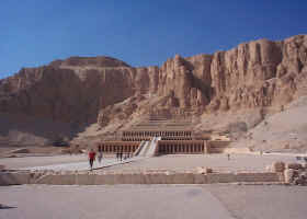 D3_FarViewOfHatshepsut2.jpg (138807 bytes)