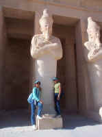 D3_GirlsAtHatshepsutStatues.jpg (107976 bytes)