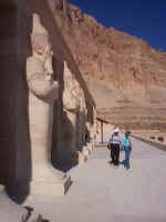 D3_HatshepsutStatuary.jpg (120910 bytes)