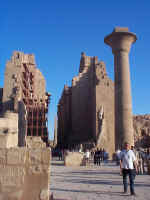 D4_KarnakColumns.jpg (153813 bytes)