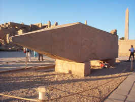 D4_KarnakObelisk.jpg (167086 bytes)