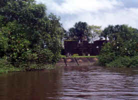 Fort_from_river.jpg (196086 bytes)