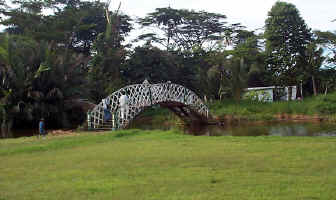 KissingBridge_at_Gardens.JPG (117636 bytes)
